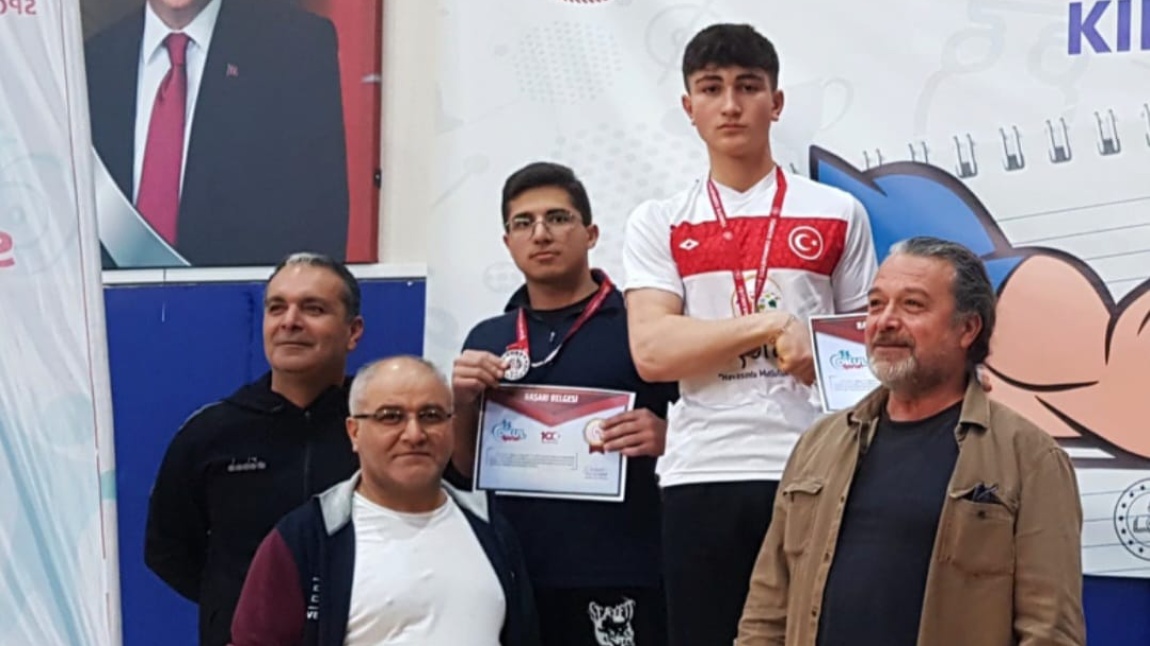 Okulumuz öğrencisi Mahmut BOZKUŞ  Marmara Bilek Güreşi Grup Müsabakasında sol kolda 3. sağ kolda 2. olmuş ve Türkiye Birinciliği yarışmalarına gitmeye hak kazanmıştır.